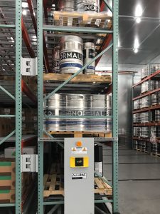 Mobile system with pallet racking storing kegs